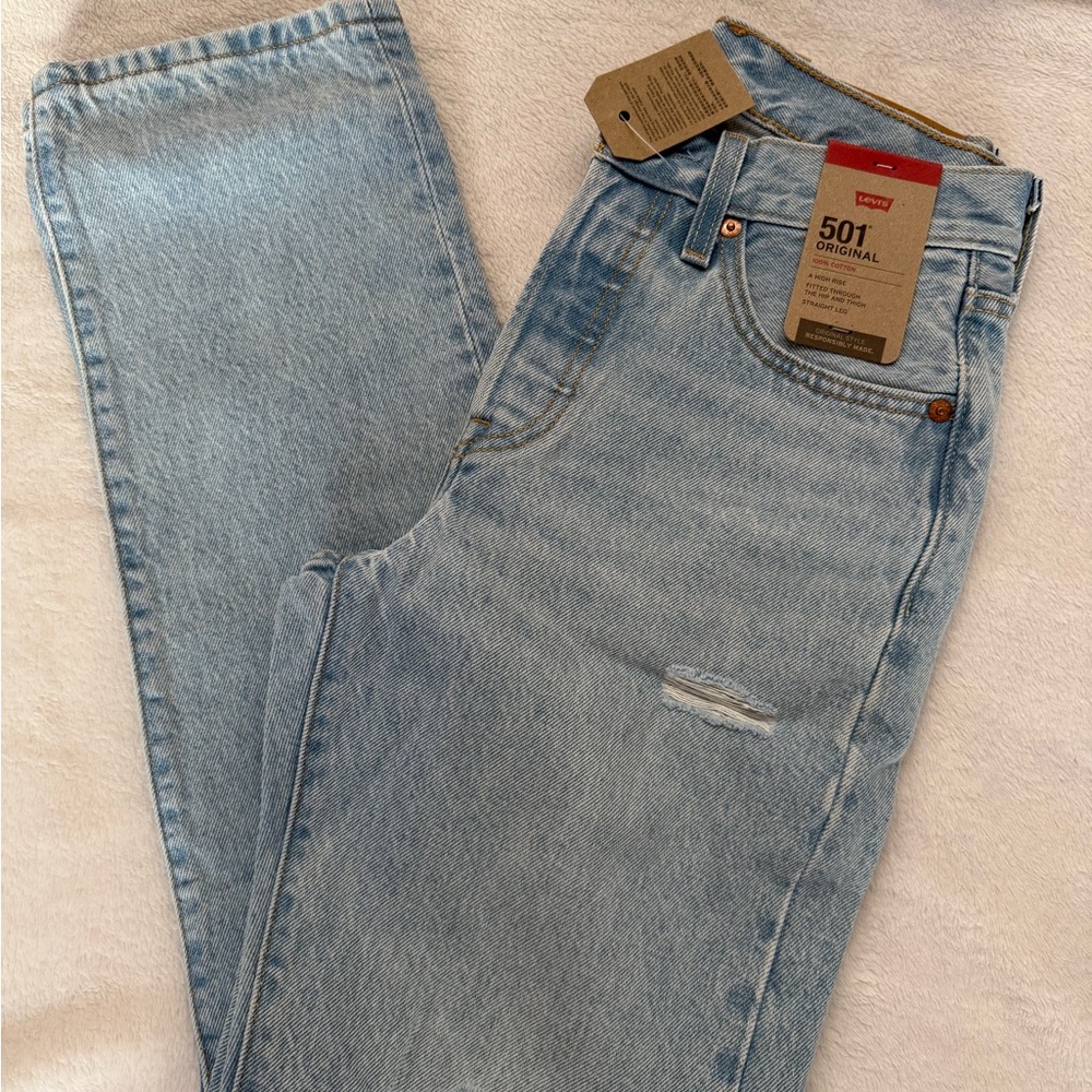 Levi's Women’s Classic Light Blue Straight Jeans | 24